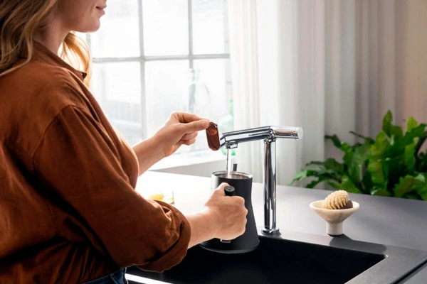 Фото смеситель для кухонной мойки hansgrohe aqittura 76804000